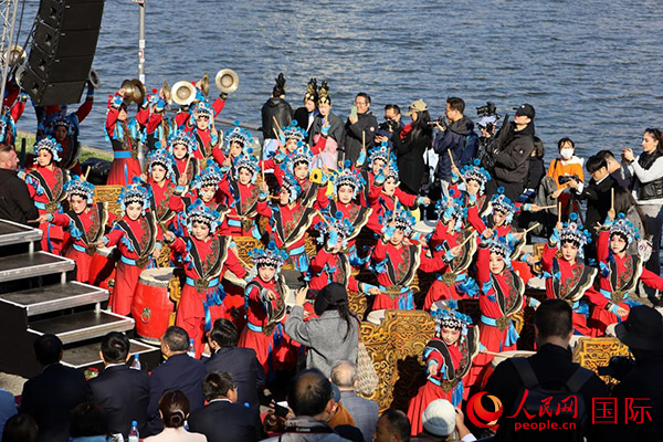 龍舟賽開幕式上，《楊家將戰(zhàn)鼓》演奏引爆全場。人民網(wǎng) 依琳攝