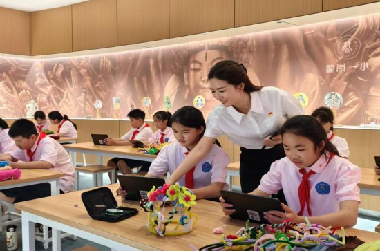 龍崗一小學生正在學習“發(fā)現石刻之美”華蔓花冠課程。