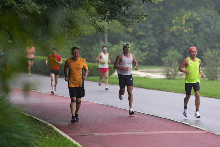 2024年7月14日，市民在北京中軸線延長(zhǎng)線上的奧林匹克森林公園運(yùn)動(dòng)鍛煉。