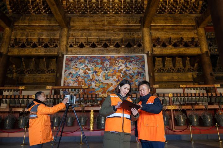 北京市測(cè)繪設(shè)計(jì)研究院團(tuán)隊(duì)在太廟測(cè)繪（2023年2月19日攝）。2020年9月起，北京市測(cè)繪設(shè)計(jì)研究院的技術(shù)團(tuán)隊(duì)開展了北京中軸線遺產(chǎn)點(diǎn)實(shí)地測(cè)繪，從文物保護(hù)、環(huán)境整治、文物騰退等方面為北京中軸線申遺提供空間數(shù)據(jù)底板。