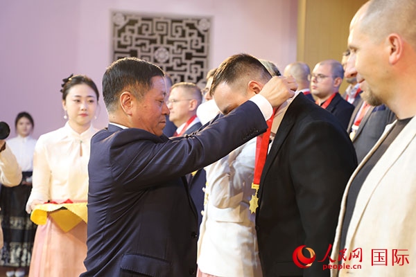 中國駐俄羅斯大使張漢暉為獲獎?wù)哳C獎。人民網(wǎng)記者 肖新新攝