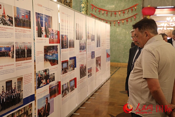 與會嘉賓參觀中俄科技創(chuàng)新合作圖片展。人民網(wǎng)記者 肖新新攝