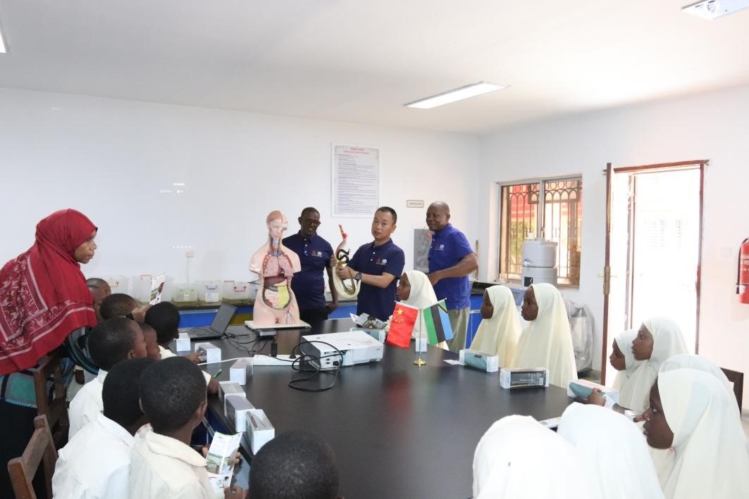 血吸蟲病健康教育講座。施亮攝