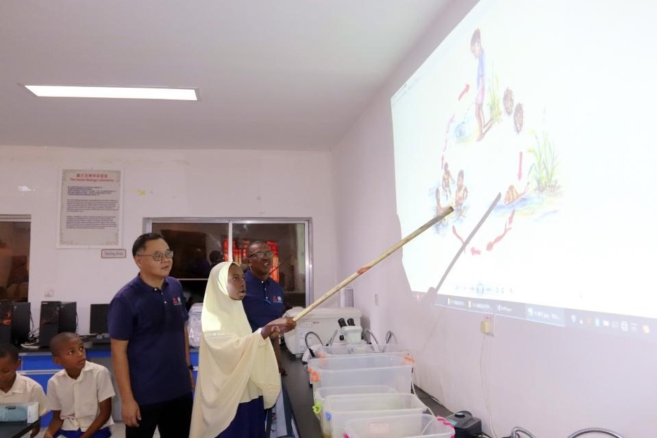 血吸蟲病健康教育講座。施亮攝