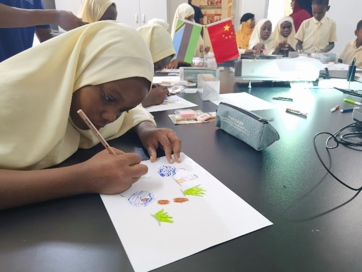 學(xué)生踴躍參與繪畫活動。施亮攝