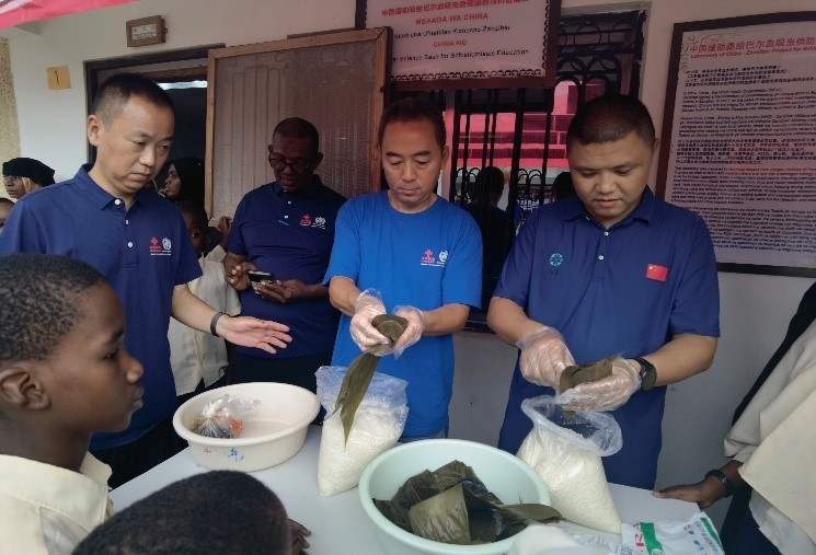 中方專家示范包粽子。施亮攝