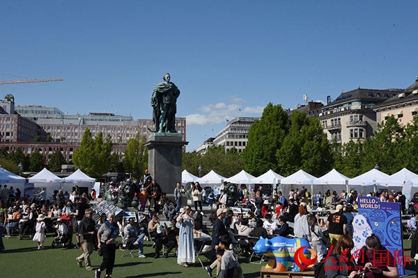 “你好！中國”端午游園會(huì)在斯德哥爾摩國王花園廣場舉辦。人民網(wǎng)記者 殷淼攝