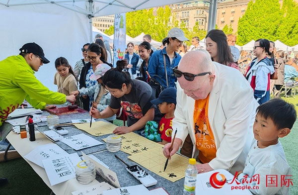 書法體驗(yàn)。人民網(wǎng)記者 殷淼攝