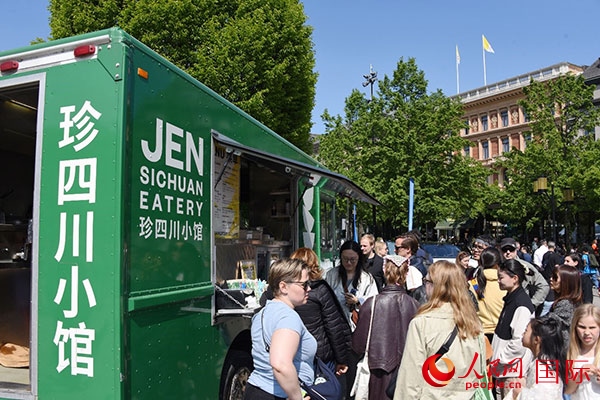 中國美食攤。人民網(wǎng)記者 殷淼攝