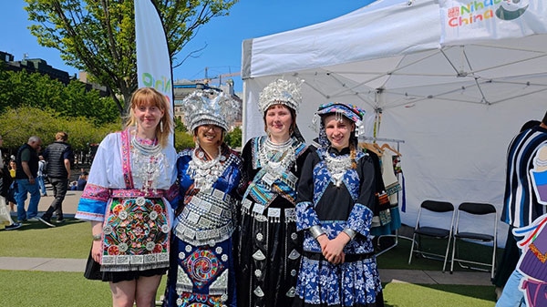 體驗(yàn)苗族傳統(tǒng)服飾。人民網(wǎng)記者 殷淼