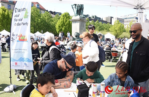 體驗(yàn)熊貓彩繪活動(dòng)。人民網(wǎng)記者 殷淼攝