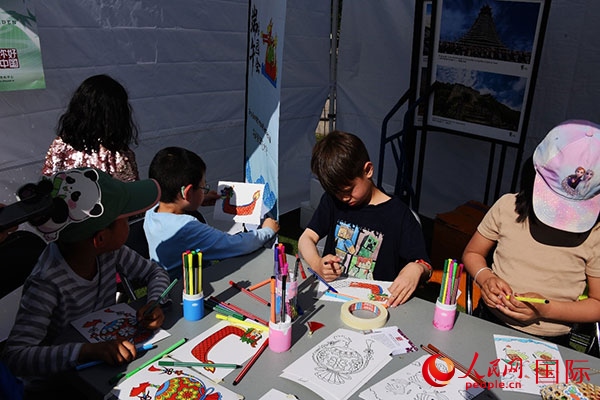 端午文化體驗(yàn)—龍舟圖片填色。人民網(wǎng)記者 殷淼攝