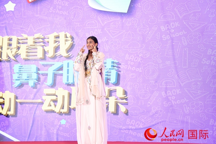 演唱中文歌曲。人民網(wǎng)記者任皓宇攝