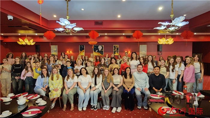 “慶端午學(xué)中文”活動全體合照。人民網(wǎng)記者蔡子暢攝