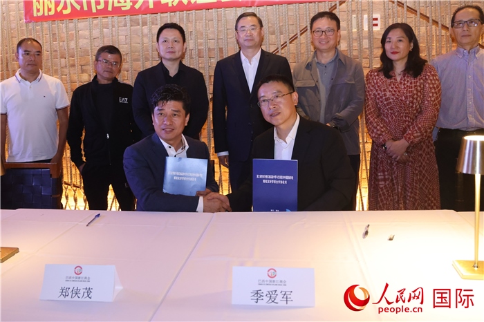 浙江省青田華僑實(shí)驗(yàn)高級(jí)中學(xué)與巴西里約中國(guó)國(guó)際學(xué)校在座談會(huì)上締結(jié)為友好學(xué)校，青田縣人民政府僑務(wù)辦公室主任季愛軍和擔(dān)任巴西里約中國(guó)國(guó)際學(xué)校董事長(zhǎng)的鄭俠茂作為代表簽署協(xié)議。 人民網(wǎng)記者 時(shí)元皓攝