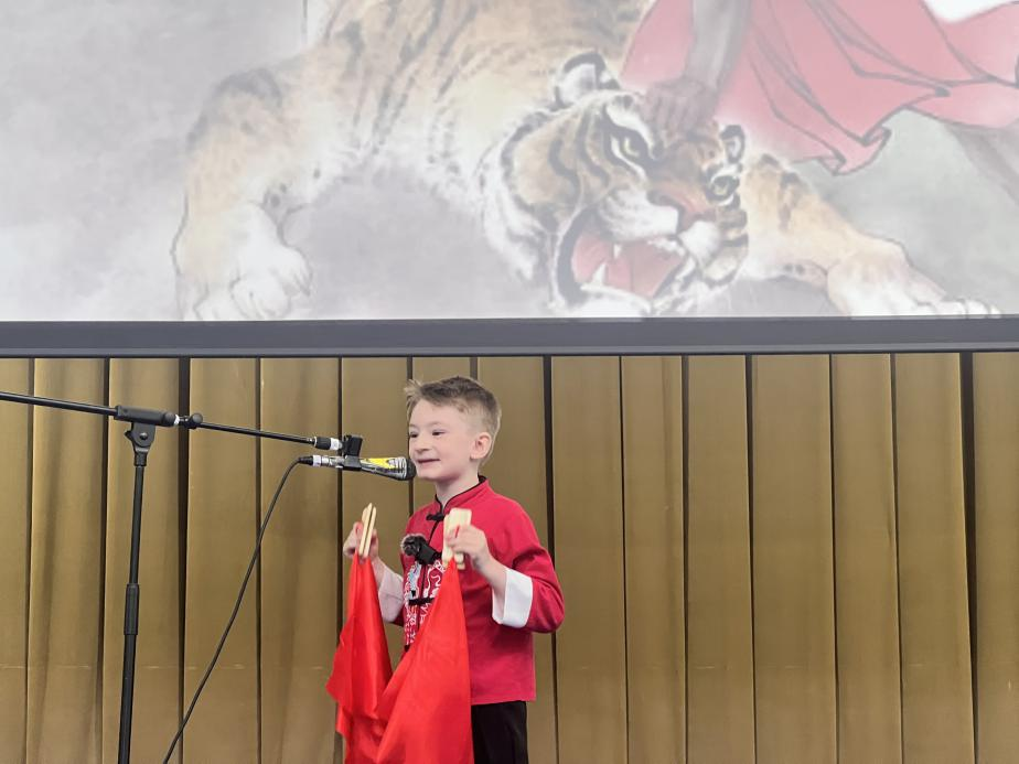 一航表演快板《武松打虎》。布加勒斯特大學孔子學院供圖