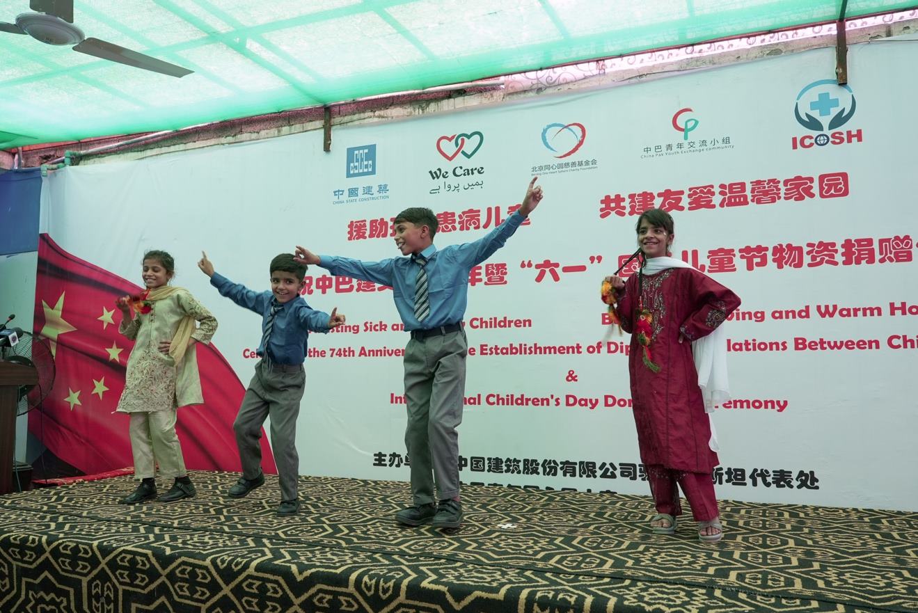 受捐孤兒在活動現(xiàn)場表演自己創(chuàng)作的舞蹈節(jié)目。瓦加斯·阿赫邁德攝