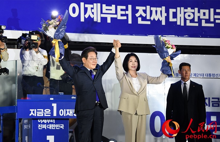 6月4日凌晨，確定當(dāng)選韓國總統(tǒng)的李在明舉手向歡呼的支持者們致意。 人民網(wǎng) 康炯彬攝