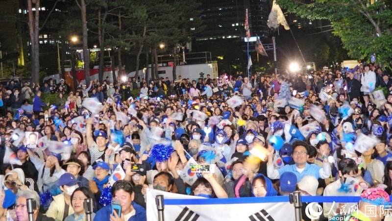 當(dāng)?shù)貢r(shí)間4日凌晨，李在明支持者們聚集在國(guó)會(huì)前等待計(jì)票結(jié)果。人民網(wǎng) 柳美鉉攝