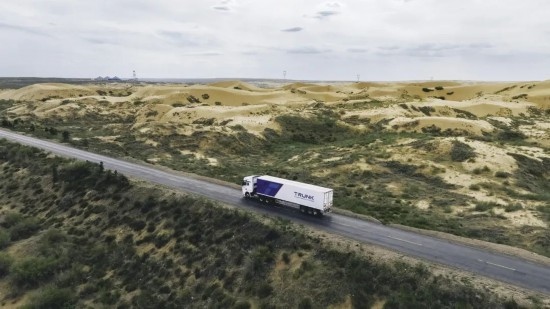 主線科技智能卡車行駛在路上。