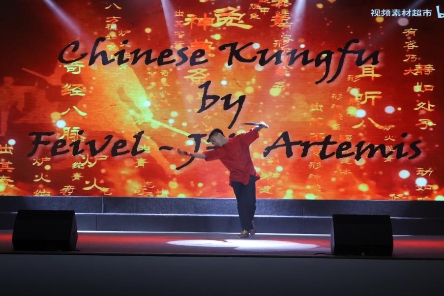 恩星學(xué)校中學(xué)部學(xué)生表演武術(shù)。哈山努丁大學(xué)孔子學(xué)院供圖