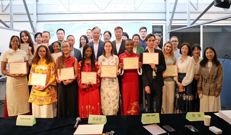 圖1：中國駐法使館公使陳力、教育公參周家貴與比賽師生、評委合影（圖片：巴黎西岱大學孔子學院）