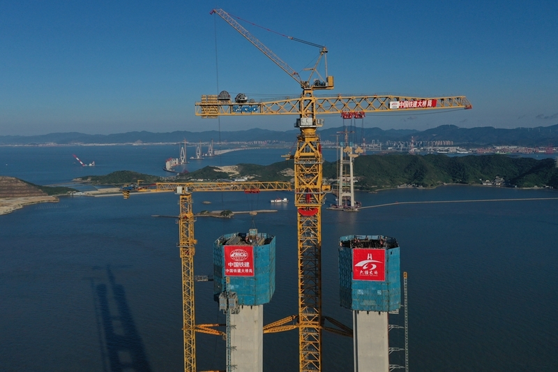 浙江:雙嶼門(mén)特大橋東主塔順利封頂(4)XxjpsgC000169_20250906_PEPFN0A001.jpg